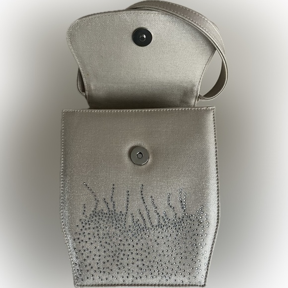 👛Explosion Oyster Sparkle Lame Handbag by Stuart Weitzman | Neutral Beige - Picture 5 of 15